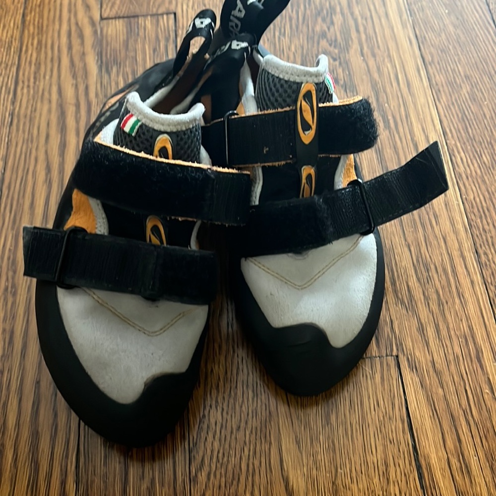 Scarpa Vapor V Climbing shoes. USw 7. Brand new!